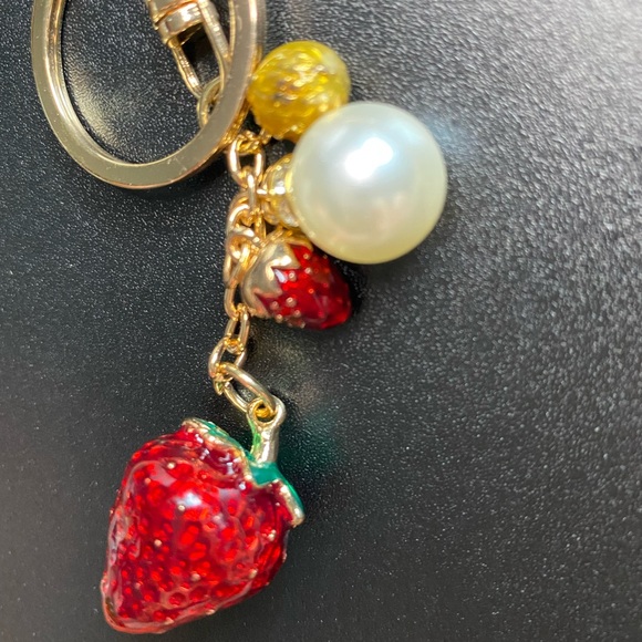 Strawberry keychain - Picture 2 of 2
